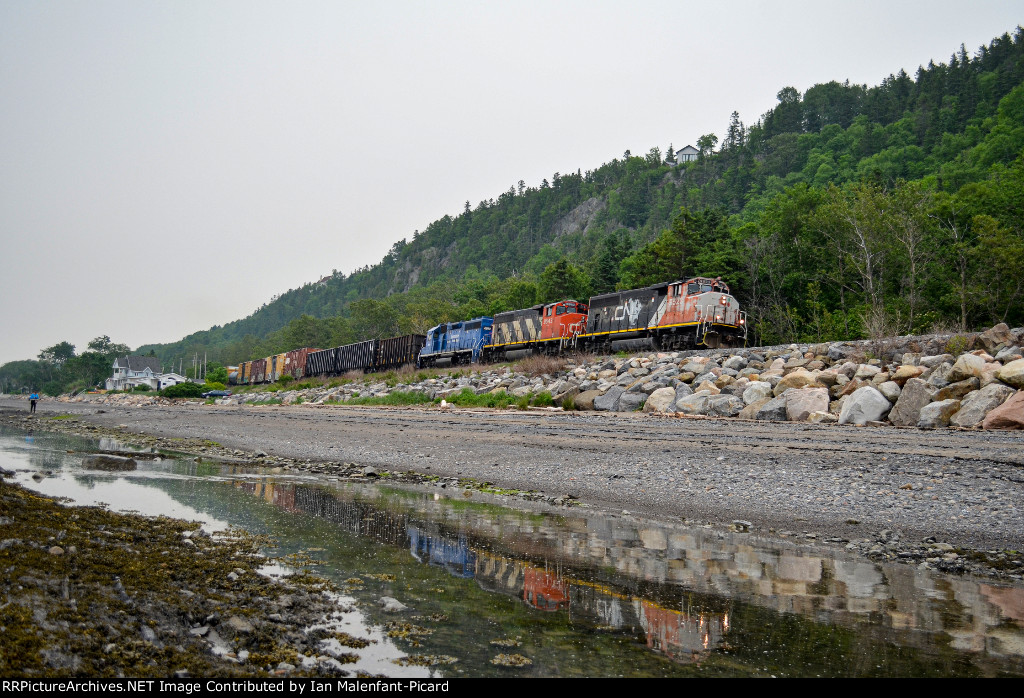 9523 leads CN 559 at lAnse-Au-Sable